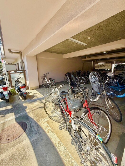 物件外観写真4　(駐輪場)