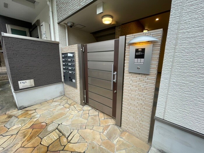 物件外観写真4　(エントランス部分)
