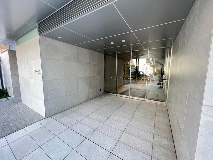 物件外観写真2　(エントランス部分)