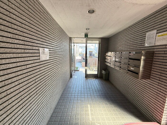 物件外観写真2　(エントランス部分)