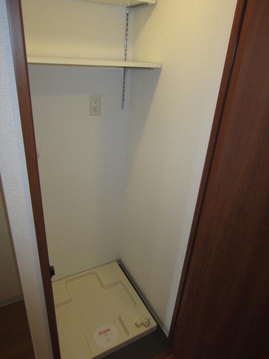物件内観写真10　(洗濯機置場)