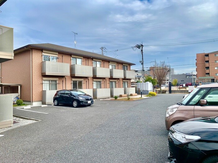 物件外観写真2　(駐車場)