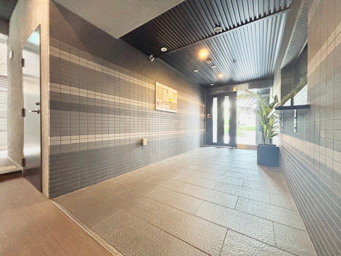 物件外観写真3　(エントランス部分)