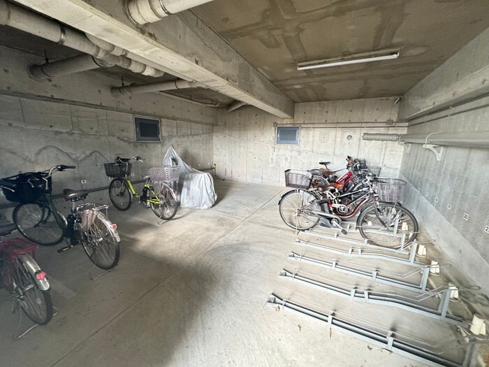 物件外観写真4　(駐輪場)