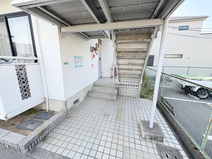 物件外観写真4　(エントランス部分)