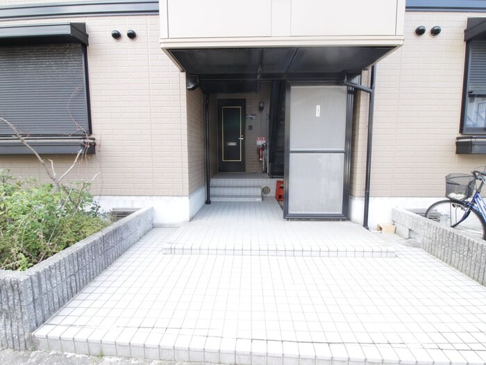 物件外観写真5　(エントランス部分)