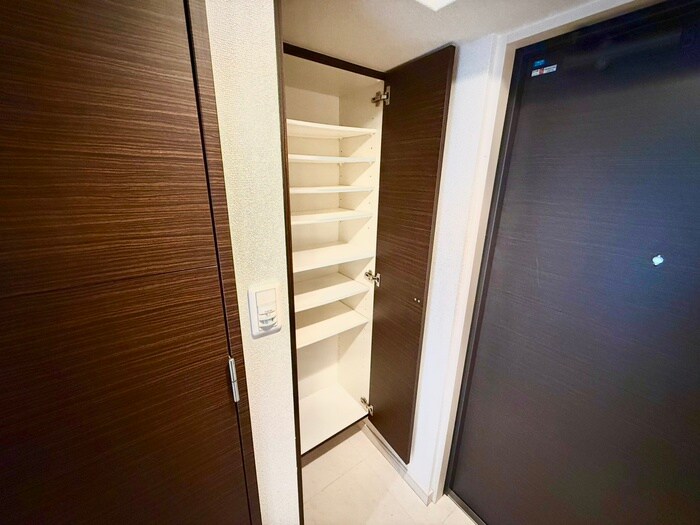 物件内観写真2　(靴箱)