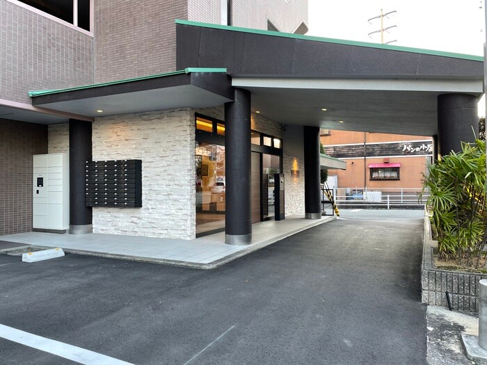 物件外観写真2　(エントランス部分)