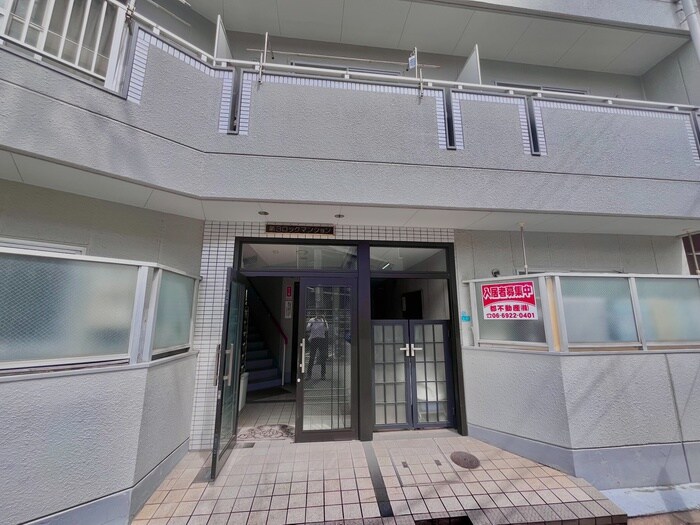 物件外観写真2　(エントランス部分)