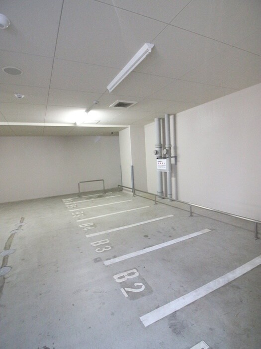 物件外観写真5　(バイク置き場)