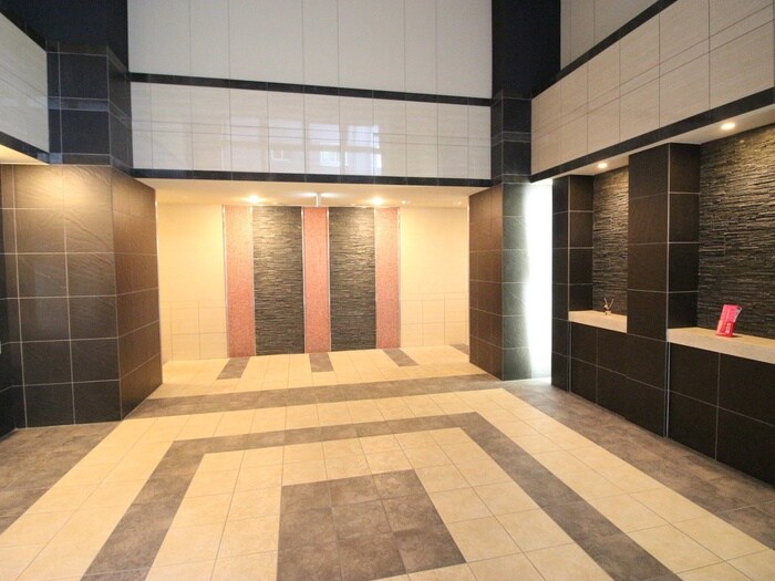 物件外観写真6　(エントランス部分)