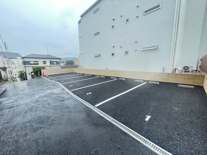 物件外観写真4　(駐車場)