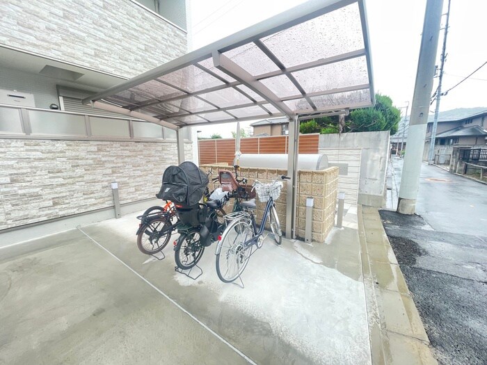 物件外観写真5　(駐輪場)