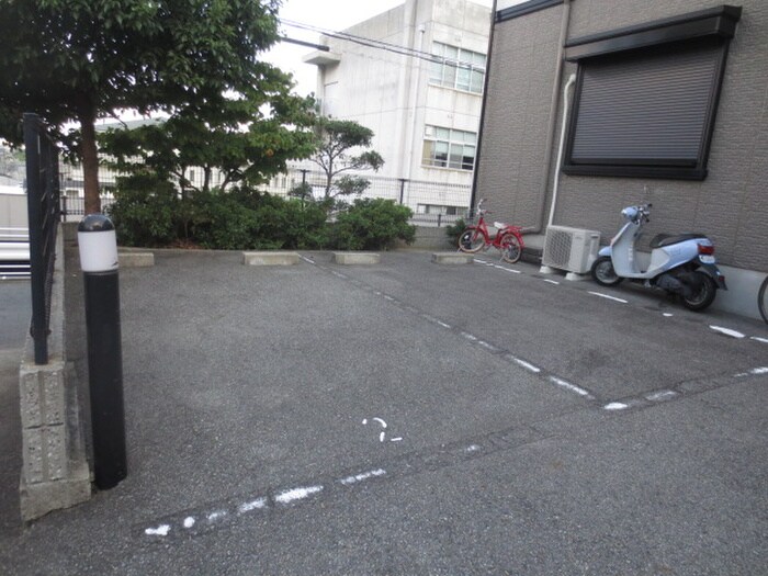 物件外観写真2　(駐車場)