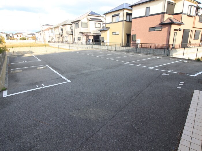 物件外観写真4　(駐車場)