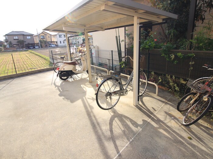 物件外観写真5　(駐輪場)