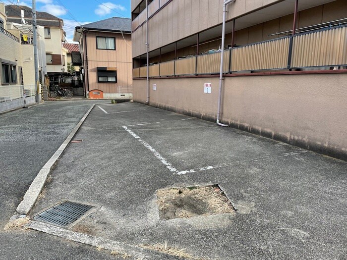 物件外観写真3　(駐車場)