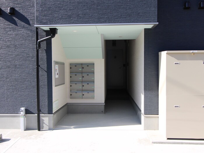 物件外観写真4　(エントランス部分)