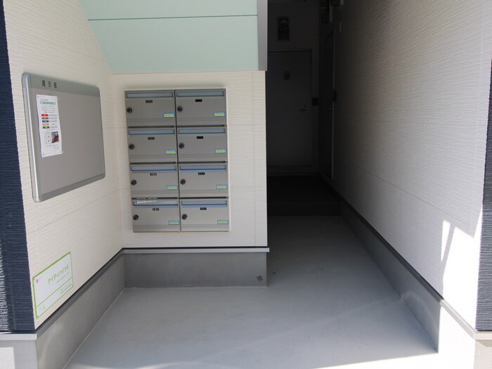 物件外観写真6　(エントランス部分)