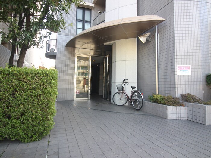 物件外観写真2　(エントランス部分)