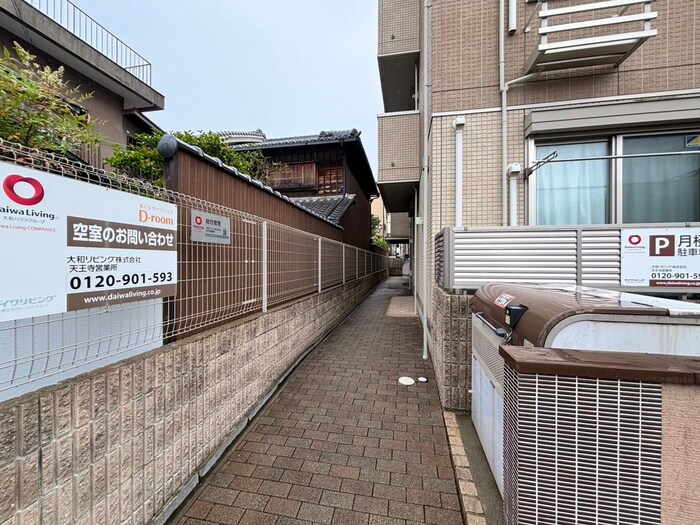 物件外観写真2　(エントランス部分)