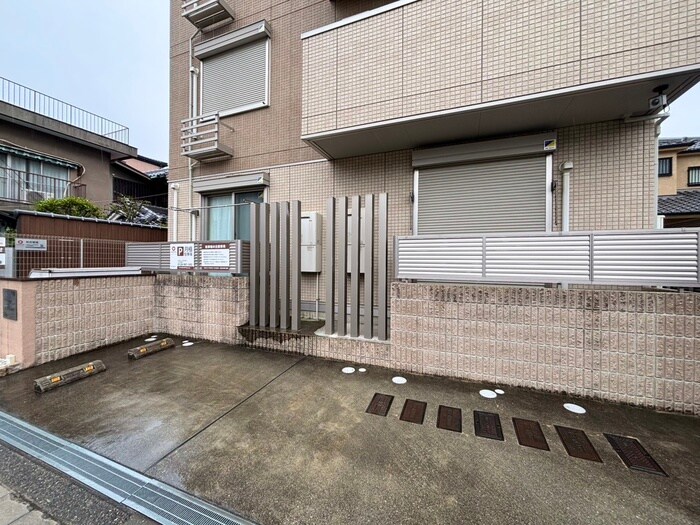 物件外観写真6　(駐車場)