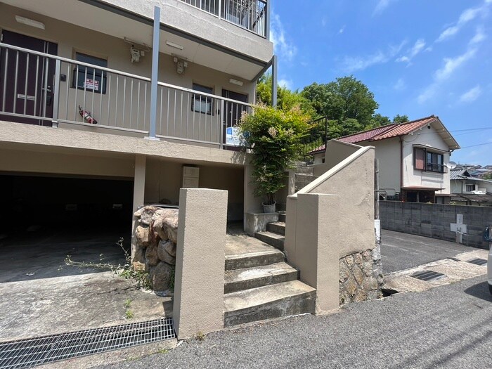 物件外観写真2　(エントランス部分)