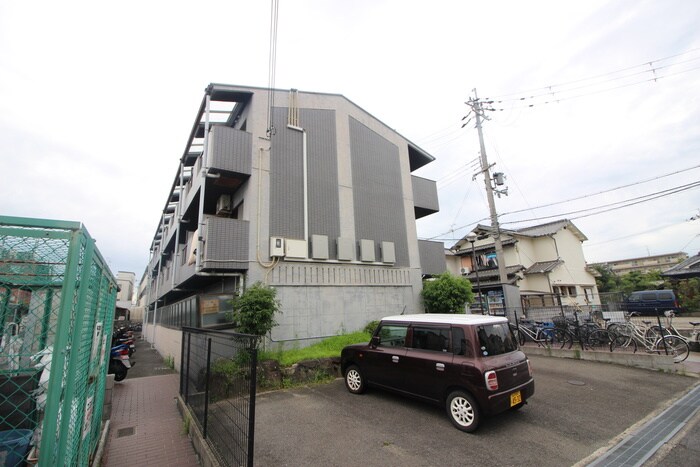 物件外観写真3　(駐車場)