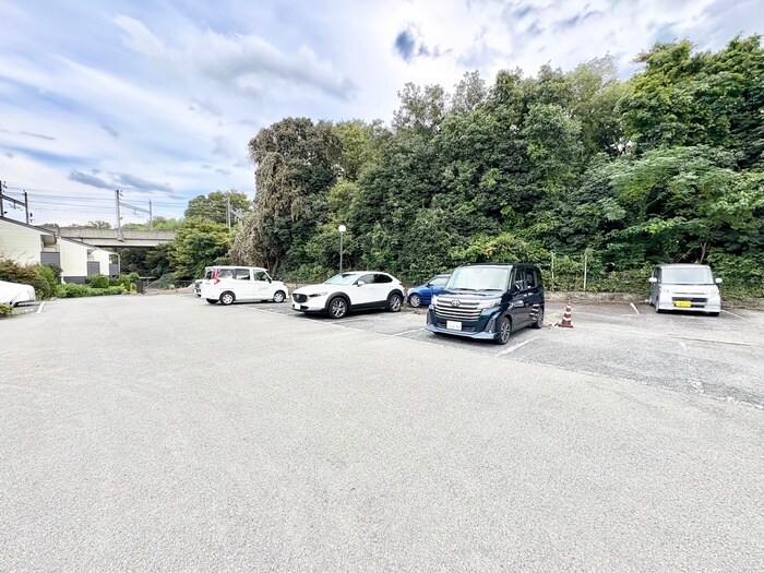 物件外観写真3　(駐車場)