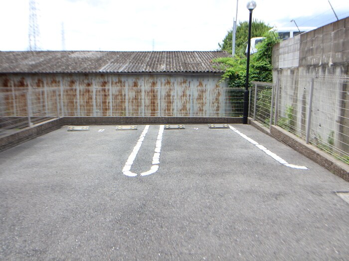 物件外観写真4　(駐車場)