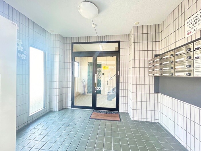 物件外観写真3　(エントランス部分)