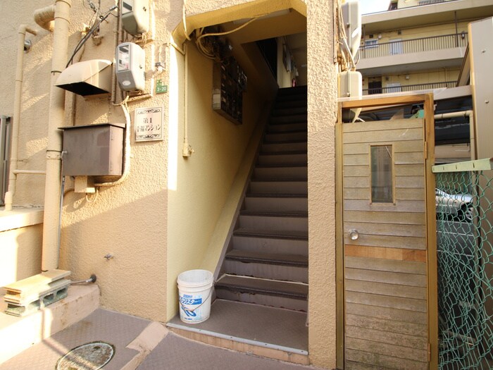 物件外観写真3　(エントランス部分)