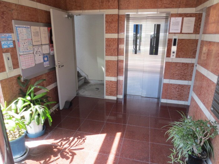 物件外観写真5　(エントランス部分)