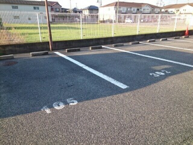 物件外観写真4　(駐車場)