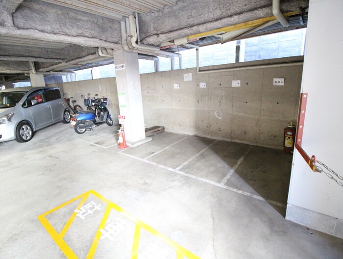 物件外観写真5　(バイク置き場)