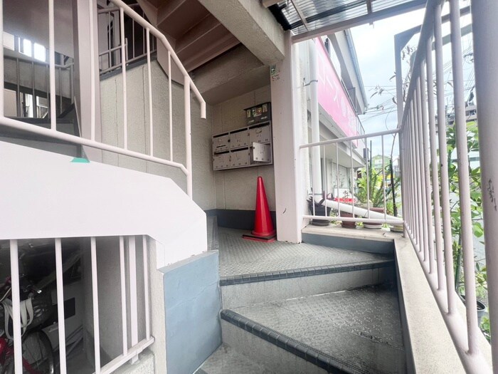 物件外観写真3　(エントランス部分)