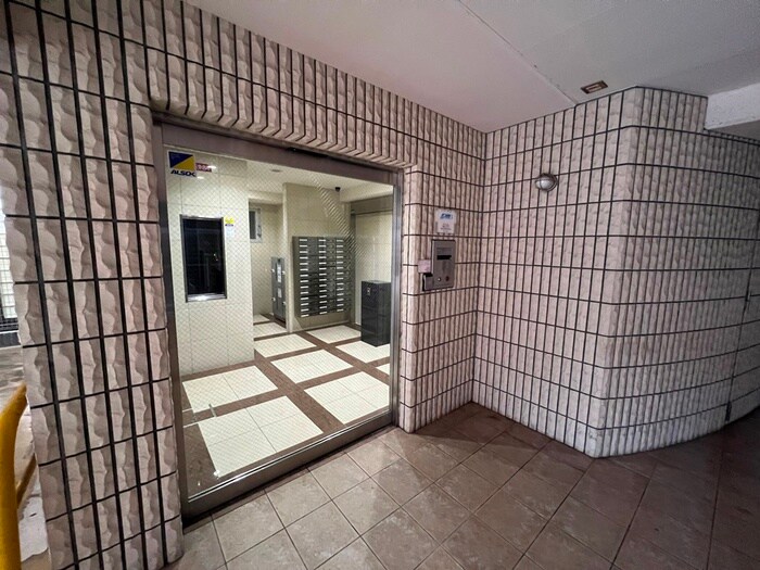 物件外観写真3　(エントランス部分)