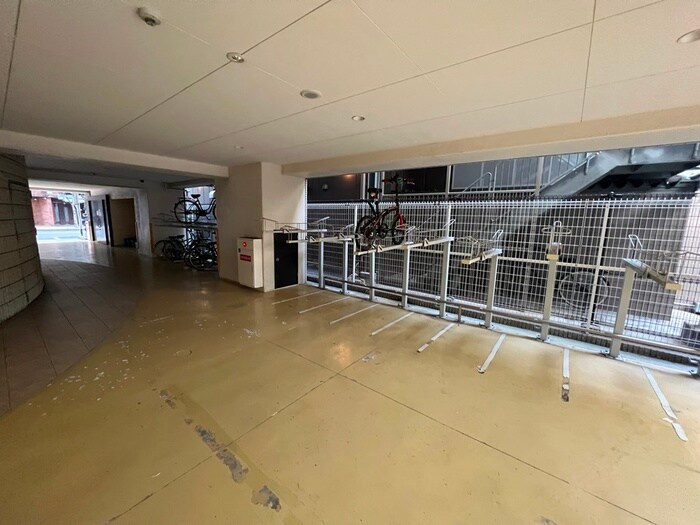 物件外観写真5　(バイク置き場)