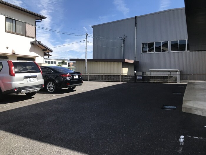 物件外観写真2　(駐車場)