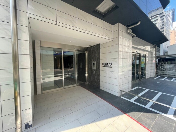 物件外観写真2　(エントランス部分)