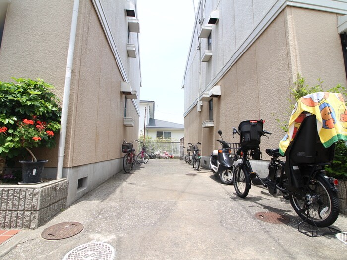 物件外観写真5　(駐輪場)