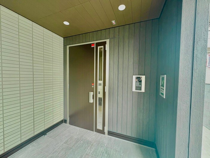 物件外観写真3　(エントランス部分)