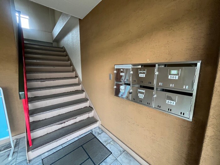 物件外観写真3　(エントランス部分)