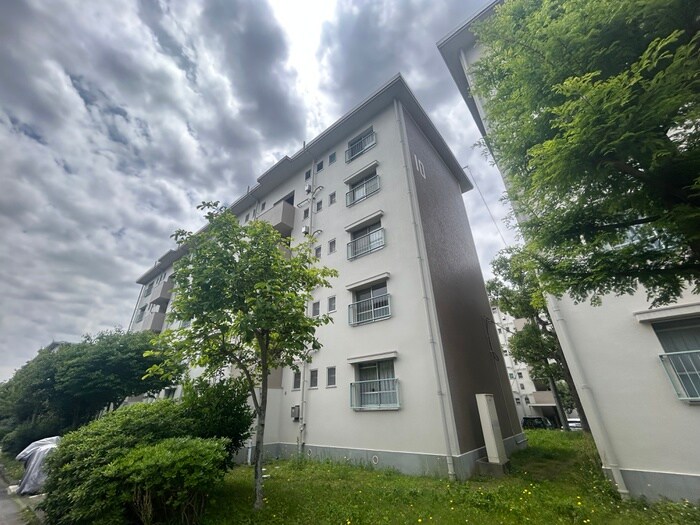 箕面粟生第二住宅10号棟（402）の物件外観写真