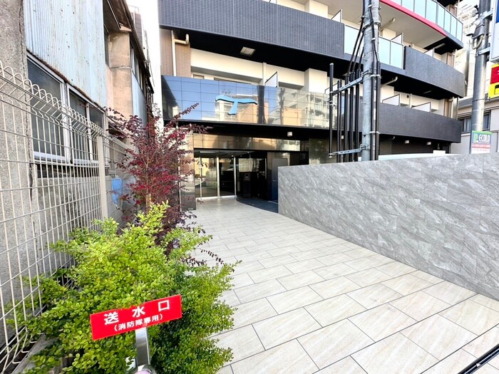 物件外観写真2　(エントランス部分)