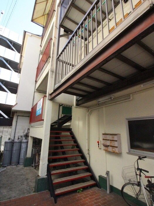 物件外観写真2　(エントランス部分)