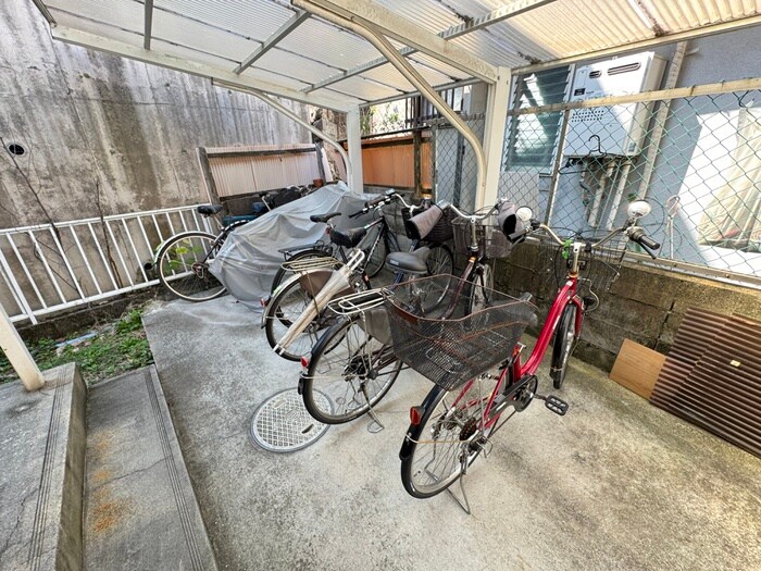物件外観写真4　(駐輪場)
