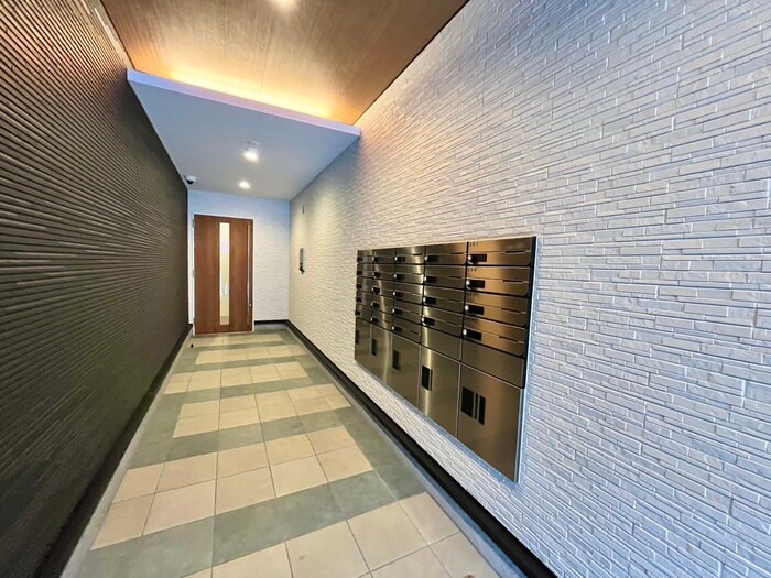 物件外観写真2　(エントランス部分)