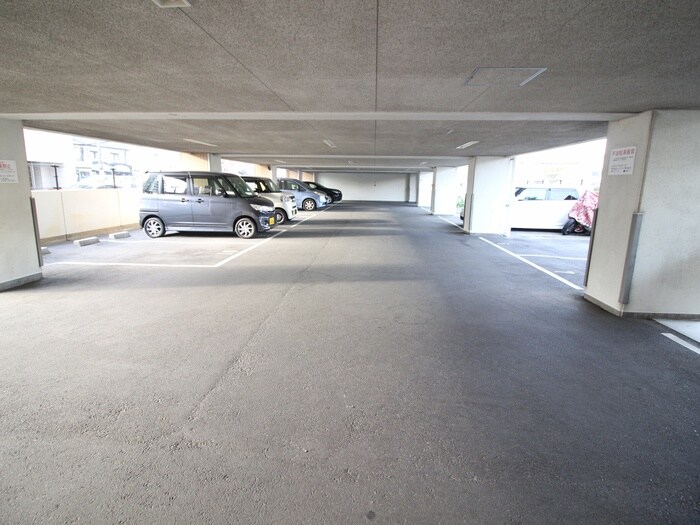 物件外観写真5　(駐車場)