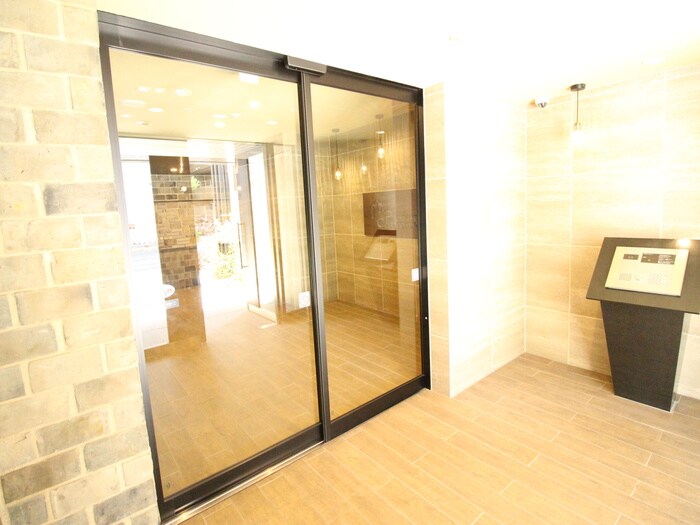 物件外観写真3　(エントランス部分)